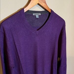 Johnston & Murphy V-Neck Sweater in Rich Purple